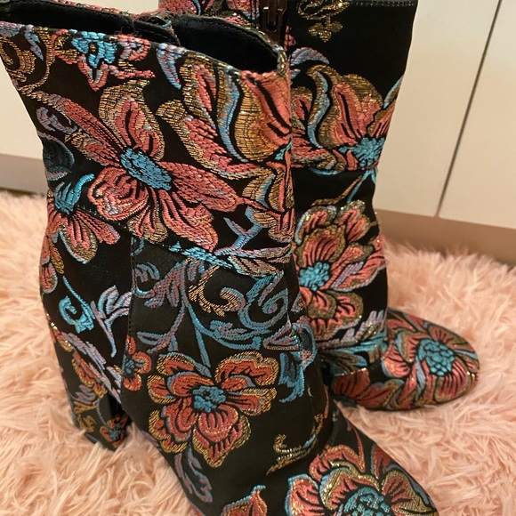 Embroidered boots - Picture 2 of 5